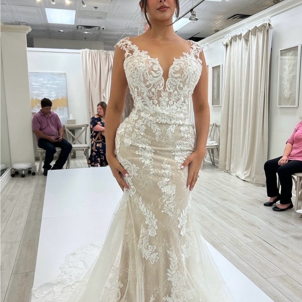 NWT - ELYSEE - Elegant Lace Wedding Dress